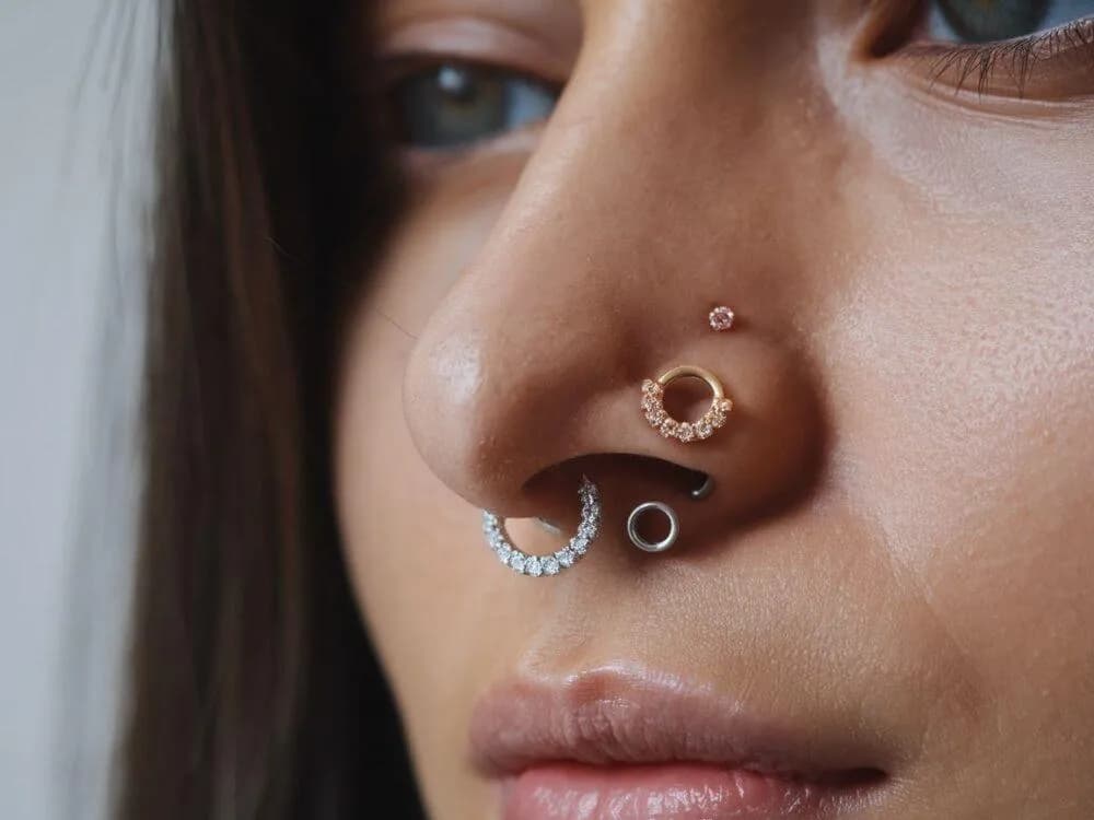 Jaki kolczyk na świeże przekłucie? Wybierz bezpieczne materiały