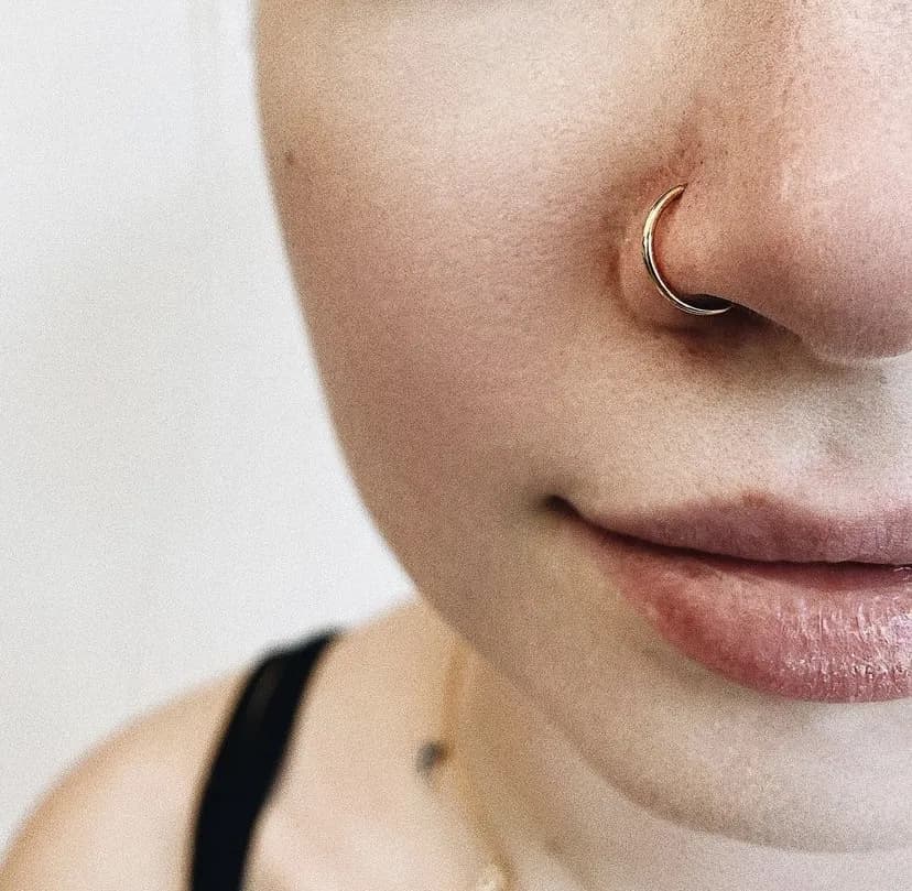 Jak założyć kolczyk kółko bez bólu i z zachowaniem higieny