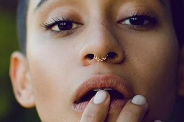 Septum jaki kolczyk na początek - wybierz bezpieczny i komfortowy materiał