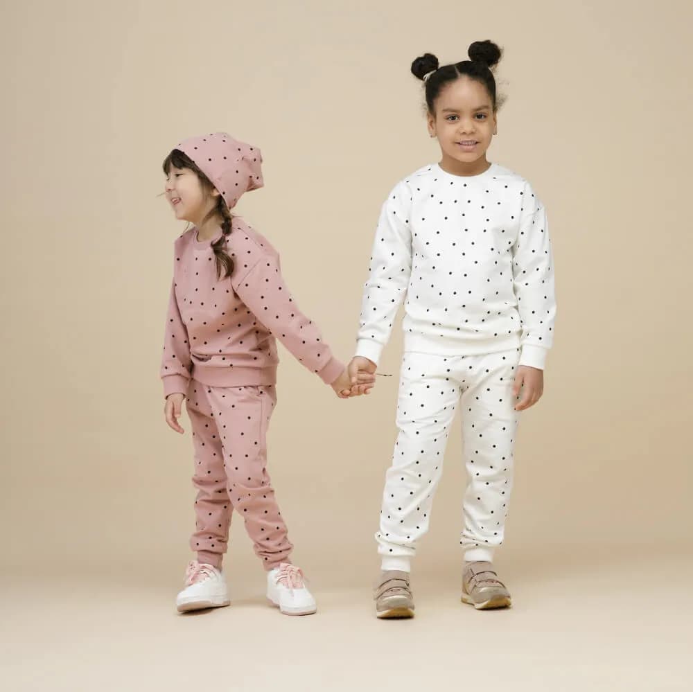 Białe spodnie dla dziewczynki – stylowe i wygodne na każdą okazję