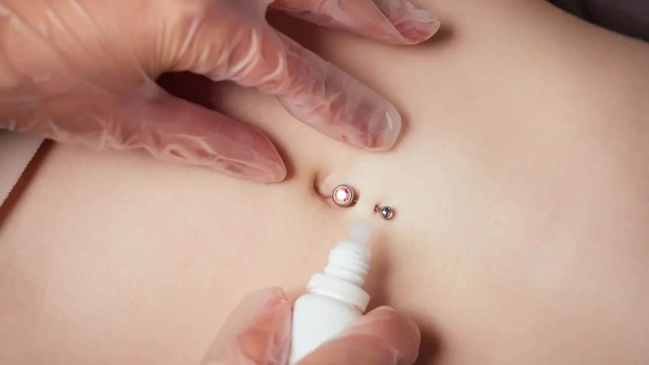 Kolczyk w pępku: kiedy można się kąpać, aby uniknąć infekcji?