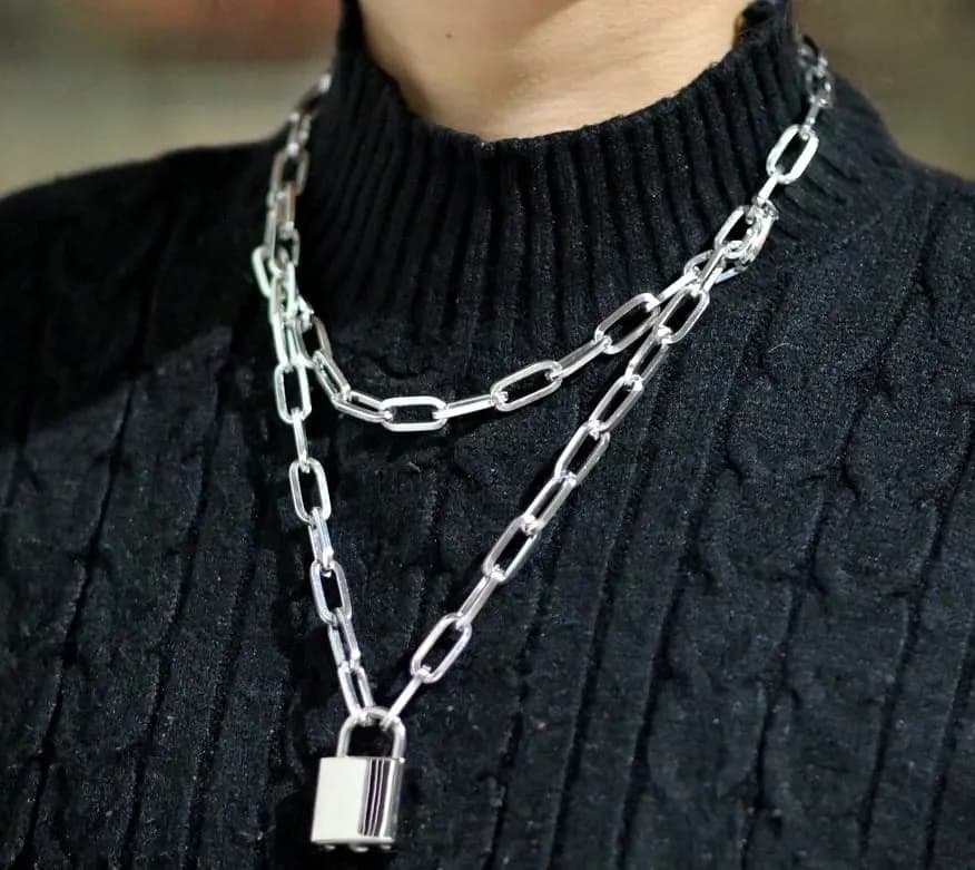 Naszyjnik z kłódką co to znaczy? Odkryj jego głębokie znaczenie