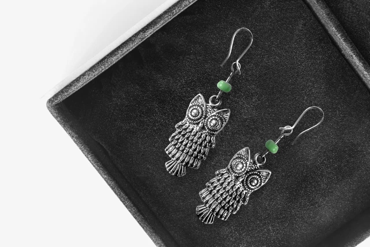 Co oznacza wisiorek w kształcie sowy? Odkryj jego symbolikę