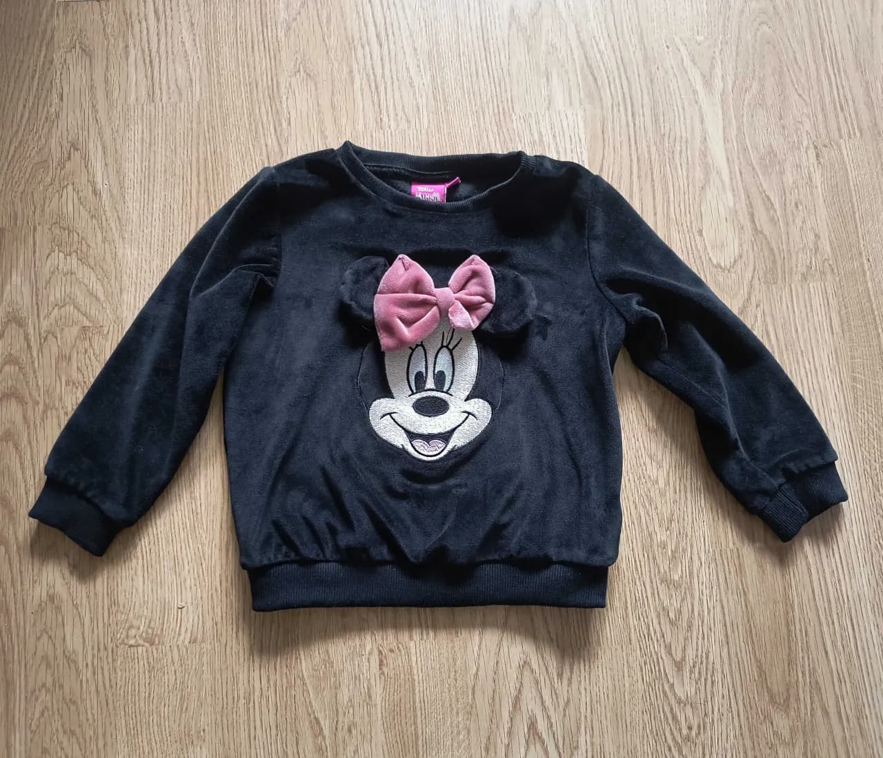 Najlepsze czarne bluzy dla dziewczynki – stylowe i wygodne opcje