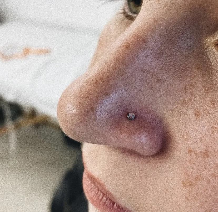 Jaki kolczyk do nostrila wybrać, aby uniknąć podrażnień?